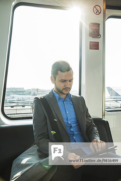 Deutschland Frankfurt junger Geschäftsmann im Bus am Flughafen