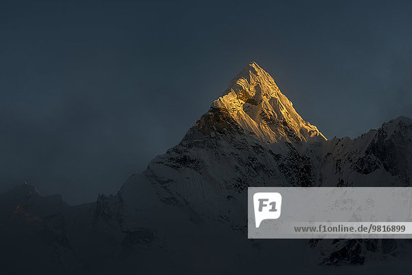 Nepal  Khumbu  Everest Region  Ama Dablam Sonnenuntergang auf dem Gipfel