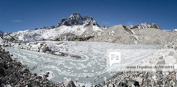 Nepal  Khumbu  Everest-Region  Gokyo  zugefrorener See  Ngozumba-Gletscher