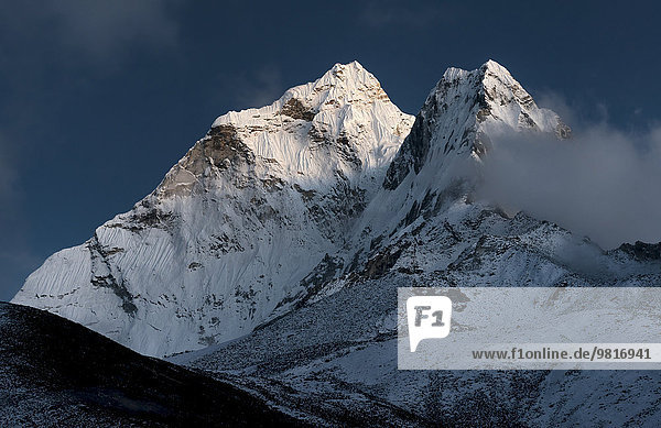 Nepal  Khumbu  Everest-Region  Ama Dablam bei Mondschein