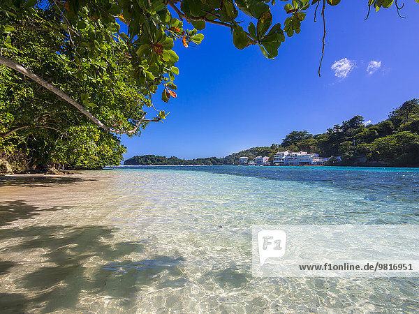 Jamaika  Port Antonio  blaue Lagune mit Luxusvillen im Hintergrund