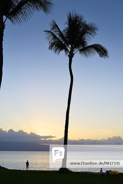 USA  Hawaii  Maui  Kaanapali  Sonnenuntergang im Kahekili Beach Park und Insel Lanai im Hintergrund