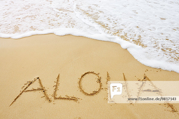 USA  Hawaii  Maui  Makena Beach State Park  aloha im Sand gezeichnet