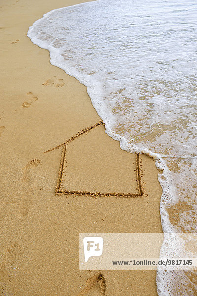 USA  Hawaii  Maui  Makena Beach State Park  Welle auf Haus in Sand gezeichnet