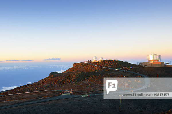 USA  Hawaii  Maui  Haleakala  Sternwarte auf Berggipfel im Morgenlicht