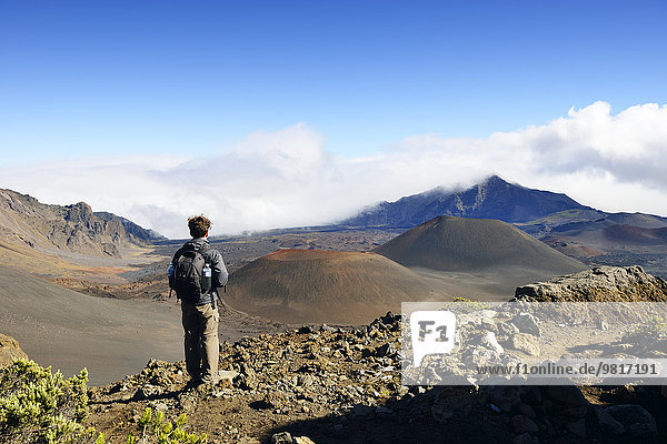 USA  Hawaii  Maui  Haleakala  Mann mit Blick auf Vulkanlandschaft mit Schlackenkegeln
