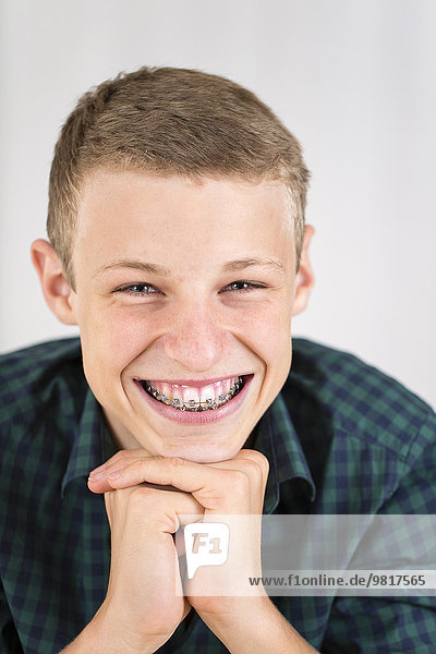 Porträt eines lächelnden Teenagers mit Zahnspange