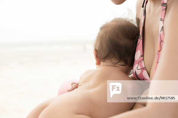 Thailand,  Mutter und nacktes Mädchen am Strand