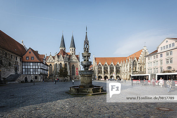 Deutschland  Braunschweig  Blick auf den Altstadtmarkt mit Marienbrunnen  Kirche St. Martini und Rathaus