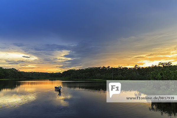 Ecuador Amazonasgebiet Einbaumkanu auf dem Pilchicochasee bei Sonnenuntergang