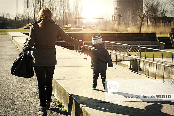 Deutschland  Oberhausen  Kleinkind zu Fuß mit Mutter im Park