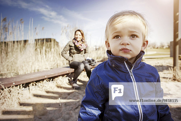 Deutschland  Oberhausen  Kleinkind mit Mutter auf dem Spielplatz