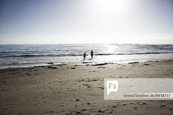 Namibia  Swakopmund  zwei Jungen spielen an der Strandpromenade