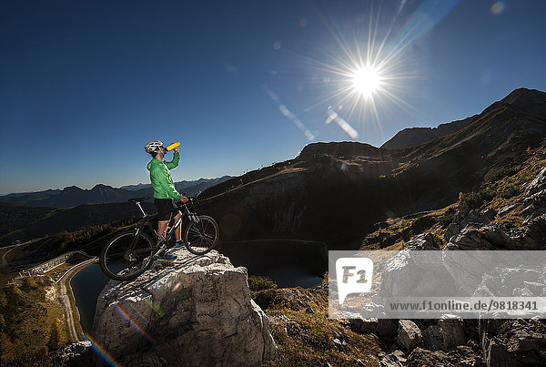 Österreich  Altenmarkt-Zauchensee  junger Mann mit Mountainbike in den Bergen