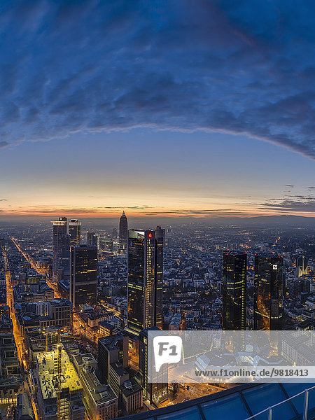 Deutschland  Frankfurt  Blick über die beleuchtete Stadt bei Sonnenuntergang von oben