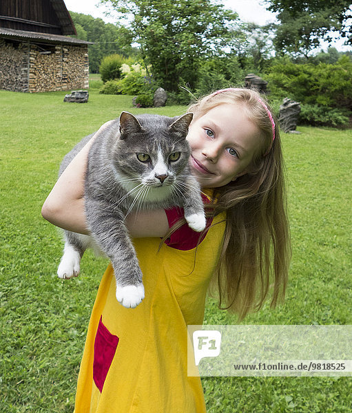 Estland  Porträt eines lächelnden Mädchens mit Katze