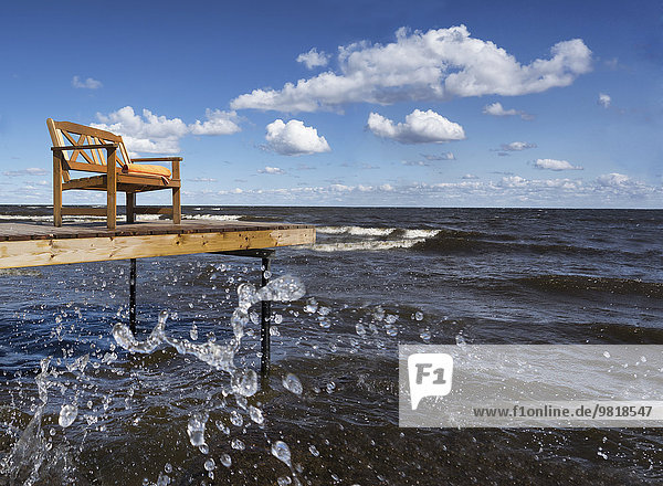 Estland  Tartu  Peipussee  Holzbank auf einem Pier stehend