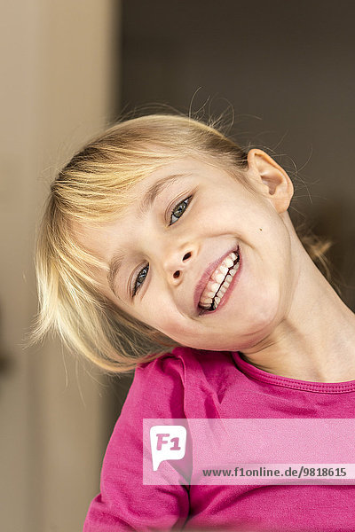 Porträt eines blonden Mädchens beim Lachen