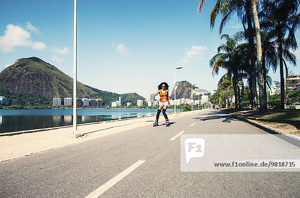 Brasilien  Rio de Janeiro  Inline-Skaterin auf der Asphaltstraße