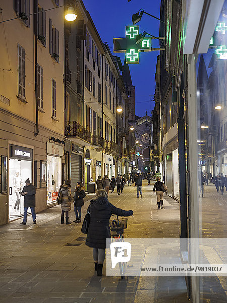 Italien  Piacenza  Blick auf die Via XX Settembre am Abend