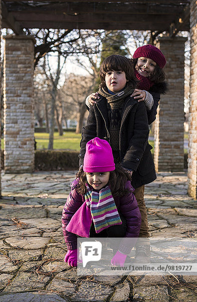 Drei Kinder im Park an einem Wintertag