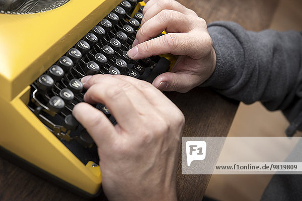 Hände tippen auf alter Schreibmaschine