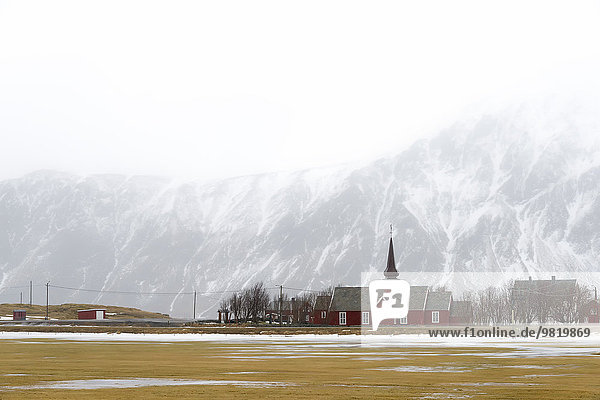 Norwegen  Lofoten  Blick auf Flakstad im Nebel
