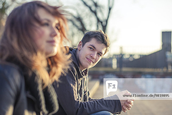 Deutschland  Berlin  Teenager-Paar beim gemeinsamen Entspannen am späten Nachmittag
