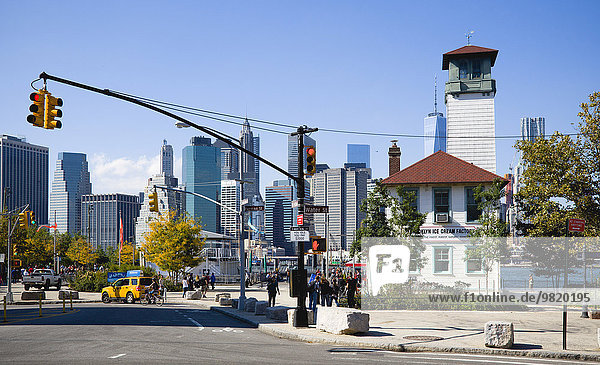 USA  New York  Brooklyn Bridge Park  Fulton Ferry Pier mit der Wolkenkratzerskyline von Lower Manhattan dahinter