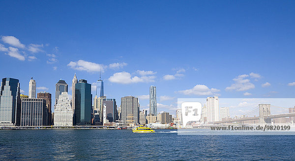 USA  New York  Lower Manhattan Wolkenkratzer Skyline mit Brooklyn Bridge über den East River