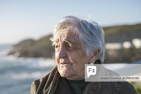 Spanien  Galizien  Ferrol  Portrait einer alten Frau an der Küste