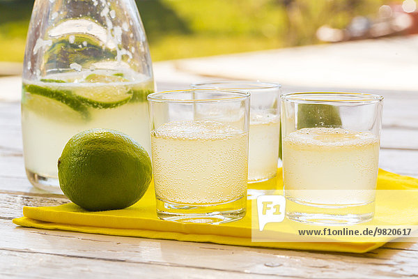 Gläser und Karaffe aus hausgemachter Limonenlimonade