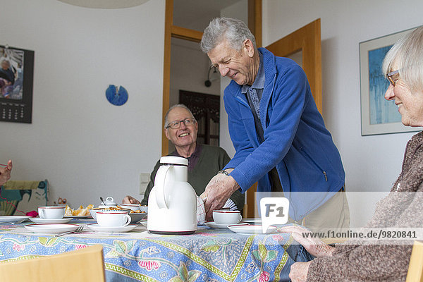 Senioren einer Wohngemeinschaft zur Teezeit