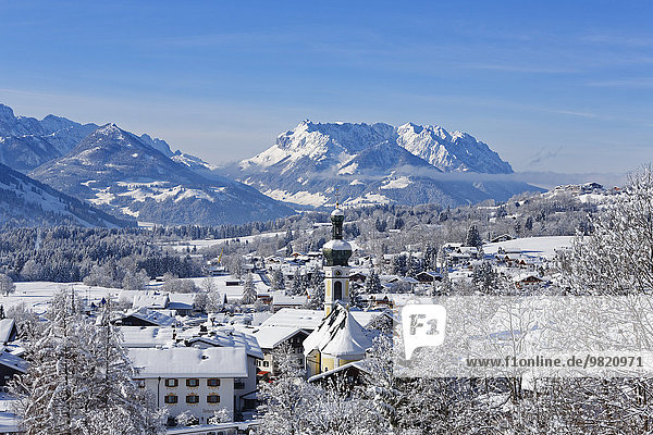 Deutschland  Bayern  Oberbayern  Chiemgau  Blick auf Reit im Winkl im Winter  Kaisergebirge im Hintergrund
