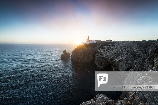 Portugal  Leuchtturm am Cabo de Sao Vicente bei Sonnenuntergang