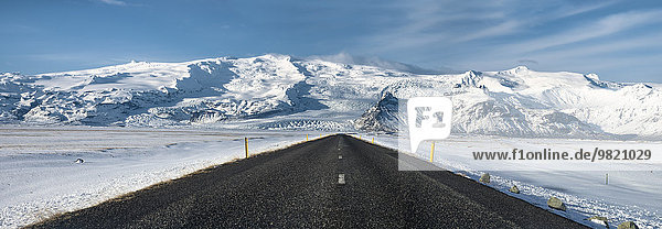 Island  Vatnajokull Nationalpark  leere Straße im Winter