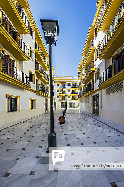 Spanien Andalusien Sevilla Hausfassaden und Straßenlampen
