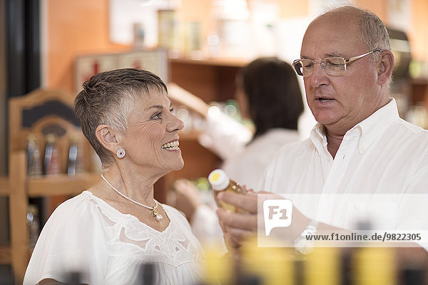 Seniorenpaar im Gesundheitsgeschäft
