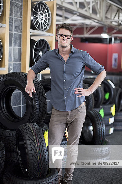 Portrait eines Verkäufers in einem Reifengeschäft