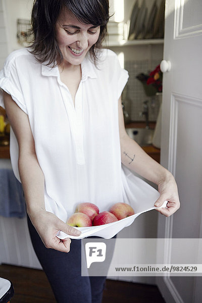 Frau tragen Hemd Apfel