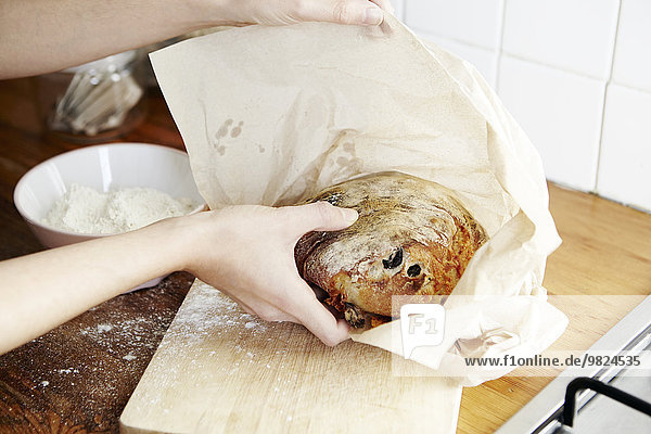 Brot Brotlaib halten
