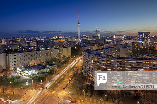Ausblick auf Berlin Mitte mit dem Berliner Fernsehturm und dem Park Inn Hotel vom Platz der Vereinten Nationen aus  Berlin  Deutschland  Europa