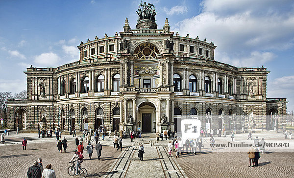 Semperoper am Theaterplatz Dresden Sachsen Deutschland Europa