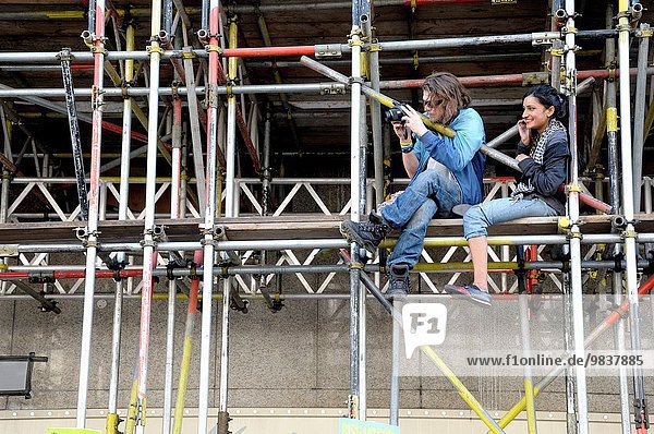 Großbritannien London Hauptstadt Großstadt Zeit Gerüst hocken - Tier Ansicht jung übergeben Aktfotografie Akt Klima England März