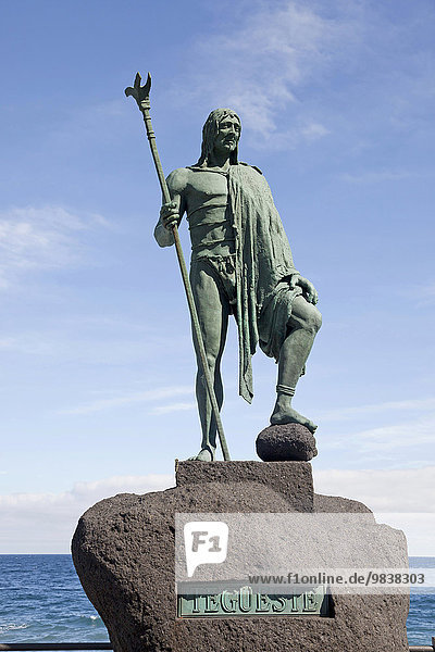 Statue des Guanchenkönigs Mencey Tegueste an der Uferpromenade  Candelaria  Teneriffa  Kanarische Inseln  Spanien  Europa