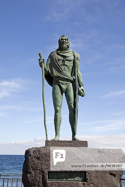 Statue des Guanchenkönigs Mencey Pelinor an der Uferpromenade  Candelaria  Teneriffa  Kanarische Inseln  Spanien  Europa