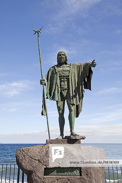 Statue des Guanchenkönigs Mencey Beneharo an der Uferpromenade  Candelaria  Teneriffa  Kanarische Inseln  Spanien  Europa