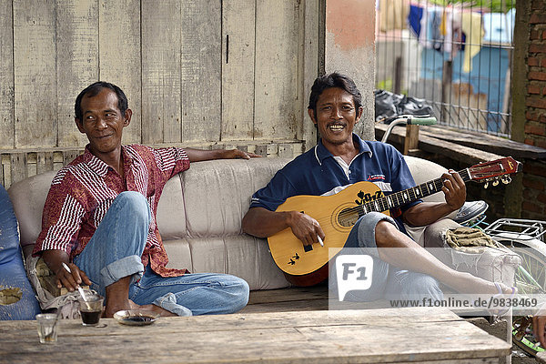Mann mit Gitarre  Dorf Gampong Nusa  Aceh  Indonesien  Asien