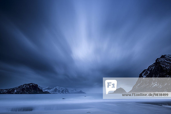 Blaue Stunde am Strand von Haukland  Lofoten  Norwegen  Europa