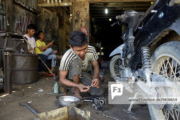 Mechaniker-Werkstatt für Motorräder  Salur  Simeulue  Indonesien  Asien
